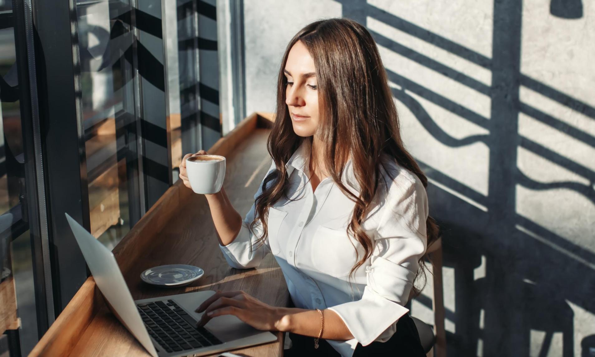 Гімнастичні вправи та паркур у просторому залі з професійними тренерами